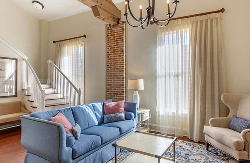 French Quarter Complejo | 1 Bedroom Loft Condo at Lodge Alley Inn - Downtown Charleston!