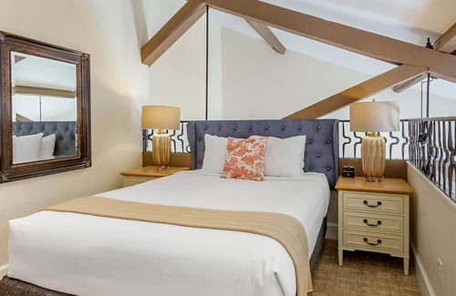 French Quarter Complejo | 1 Bedroom Loft Condo at Lodge Alley Inn - Downtown Charleston!