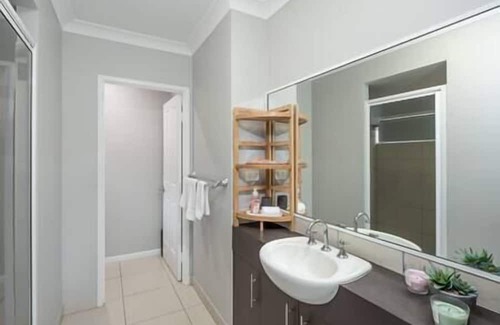 Kewarra Beach Casa | Kewarra Beach King Bed 4BR house; Pool, BBQ, Pets