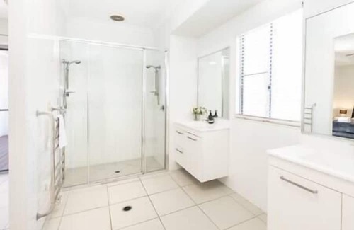 Trinity Park Casa | Trinity Beach 2BR Apartment; Pools, 500 m to beach!