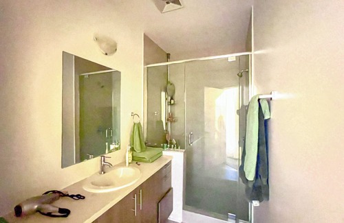 Pierrefonds-Roxboro Apartamento | Luxurious Penthouse with River Views & Stunning Sunsets in Tranquil Pierrefonds