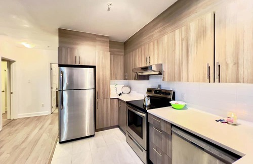 Pierrefonds-Roxboro Apartamento | Luxurious Penthouse with River Views & Stunning Sunsets in Tranquil Pierrefonds