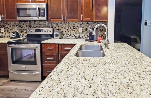 Greater Northdale Casa | Perfect Haven for Healthcare & Corporate Pros - Master Suite with private bath