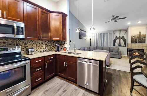 Greater Northdale Casa | Perfect Haven for Healthcare & Corporate Pros - Master Suite with private bath