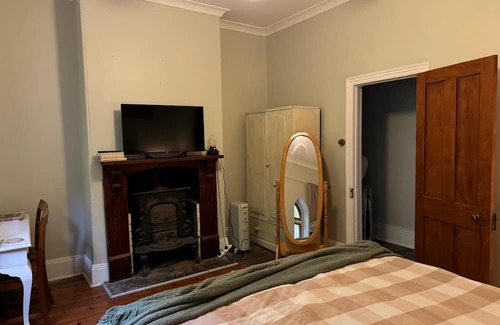 Upper Wakefield Cabaña | This quaint and elegant cottage is your retreat in the heart of charming Auburn!