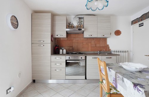 Beverino Apartamento | Apartment 'La Casa Sulla Collina' with Balcony, Wi-Fi and Air Conditioning