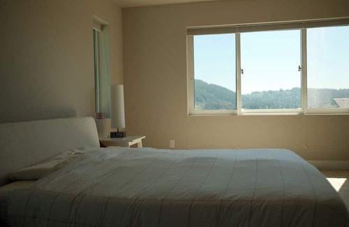 Rock Creek Casa | Clean and Bright New Build w/ Mountain Views