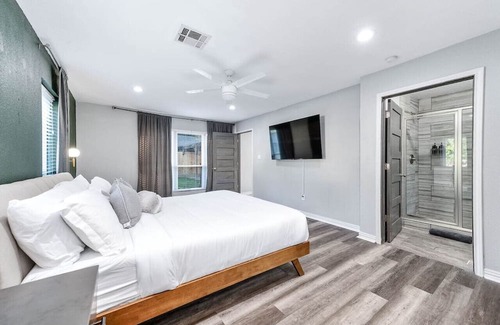Cypress Casa | 7BD/5B | Slps20| SportsCourt| HeatedPool/Spa|3King