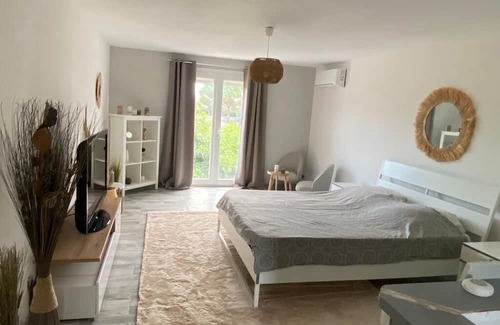 Marsillargues Apartamento | 2-person apartment with Jacuzzi suite, garden, close to beaches.