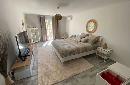 Marsillargues Apartamento | 2-person apartment with Jacuzzi suite, garden, close to beaches.