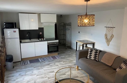 Marsillargues Apartamento | 2-person apartment with Jacuzzi suite, garden, close to beaches.