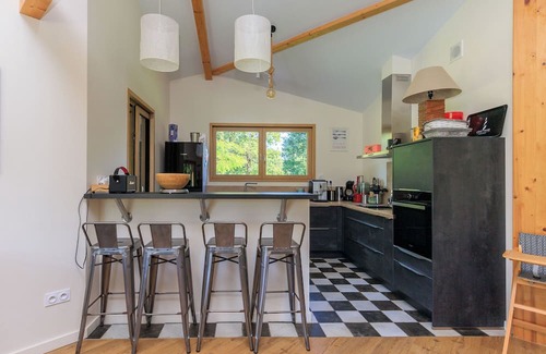 Mezos Casa | Holiday Home 'Maison Bois Proche De L'Atlantique' with Private Terrace, Wi-Fi and Air Conditioning