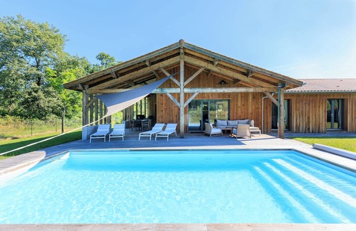 Mezos Casa | Holiday Home 'Maison Bois Proche De L'Atlantique' with Private Terrace, Wi-Fi and Air Conditioning