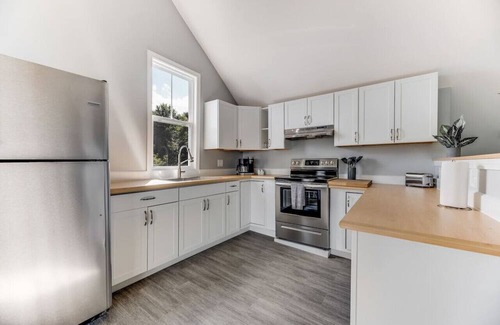 Costigan Apartamento | Serene Riverside Retreat: 4BD Getaway near Bangor