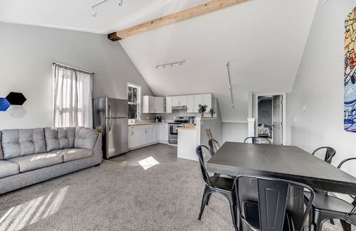 Costigan Apartamento | Serene Riverside Retreat: 4BD Getaway near Bangor