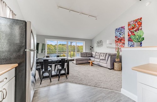 Costigan Apartamento | Scenic Riverside | 4 BD | Parking Available