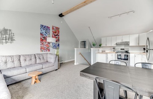 Costigan Apartamento | Scenic Riverside | 4 BD | Parking Available