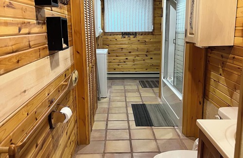 Irondale Cabina | Private Cabin, Perfect for families! Two Kayaks! Horseshoe Pits! Fire Pit!