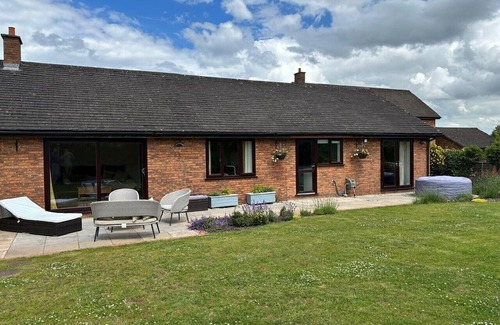 Taunton Casa | Beautiful bungalow with a sauna, hot tub and games, close to town and walks