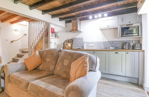 Pen-y-sarn Cabaña | TY BOBBET, pet friendly, with open fire in Amlwch