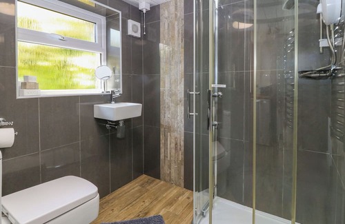 Pen-y-sarn Cabaña | TY BOBBET, pet friendly, with open fire in Amlwch