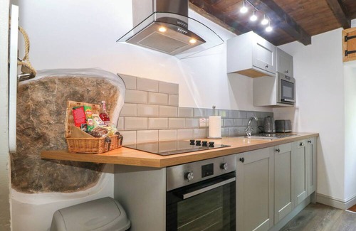 Pen-y-sarn Cabaña | TY BOBBET, pet friendly, with open fire in Amlwch