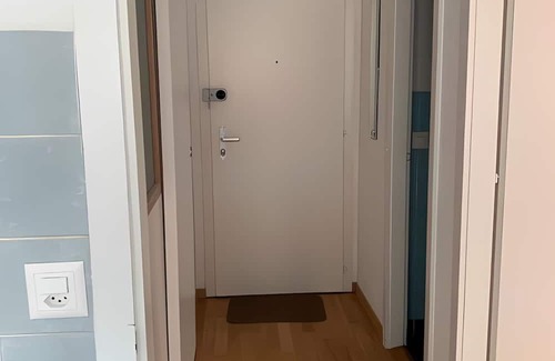Vallorbe Cama Y Desayuno | Chambre privée de 20m2 avec rangement, avec une salle de bain & cuisine partagée