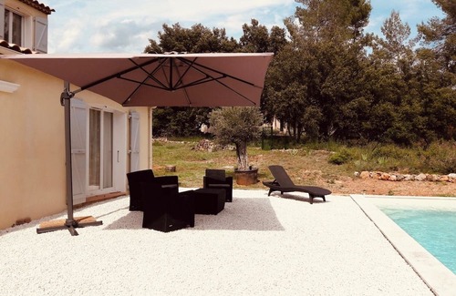Flassans-sur-Issole Casa | Beautiful modern air-conditioned villa with pool accommodating up to 8 guests