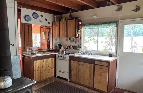 Sliammon Cabina | Cozy Cabin on Powell Lake - Panoramic Views -