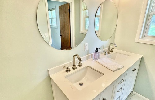 Clarksville Casa | Spacious and Stylish 4bd house with large backyard near campus, downtown, trails