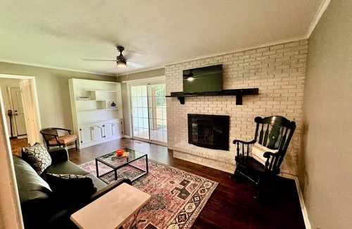 Clarksville Casa | Spacious and Stylish 4bd house with large backyard near campus, downtown, trails