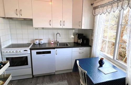 Lindesnes Casa | Holiday home 'Naversund', reduced price, off the island of Furuholmen near Lindesnes in a secluded location with a view of the fjord, Agder, southern Norway, up to 8 people, 4 bedrooms, 2 shower rooms, 2 WC, 50 m² terrace, Internet WIFI, jetty an.