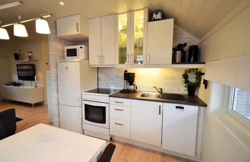 Farsund Apartamento | Fewo 'Listastrand 2', Borhaug - Tjörvehavn, Listaland, South-Norway Agder, very chic apartment with large roof terrace and sea view at the bay Bausje with long beach, 4-5 adults or 2 adults and 3 children, 2 bedrooms, 1 shower room, WLAN Internet.