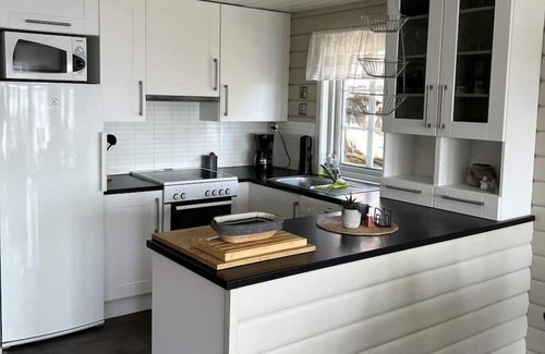 Lindesnes Casa | Holiday home Mona in Lussevika, new addition 2024, near Spangereid-Lindesnes, southern Norway, , max. 6 adults, own boat mooring, approx. 100 m² living space, 3 bedrooms, charming and tasteful furnishings, large veranda with fjord view, terrace f.