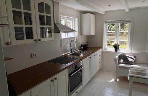 Lindesnes Casa | Holiday home Loneperle, new from summer 2023 ! in Lonestrand near Lindesnes-Furuholmen, southern Norway, sunny, spacious property with its own lake 'Lonetjønna' at the house, chic fully restored cottage for 6 people, tastefully furnished, 3 bedro.
