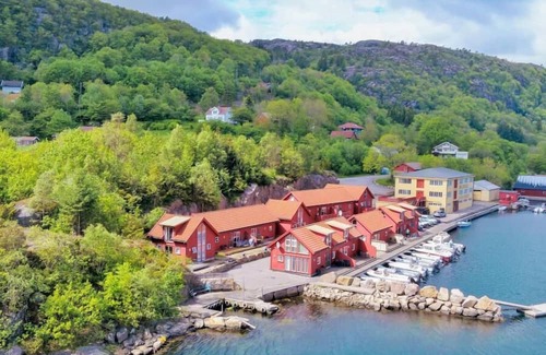 Spangereid Casa | Holiday home "Ramsland Brygge 8 A", by the fjord Ramslandsvågen in Ramsland near Spangereid-Lindesnes, southern Norway, max. 7 1 adults, own boat mooring with terrace directly in front of the house, approx. 100 m² living space, 3 1 bedrooms, 202.