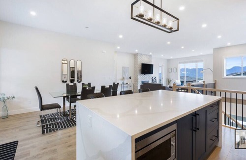 Eastern Hillsides Casa | Birchwood Retreat | Family Friendly | King Bed