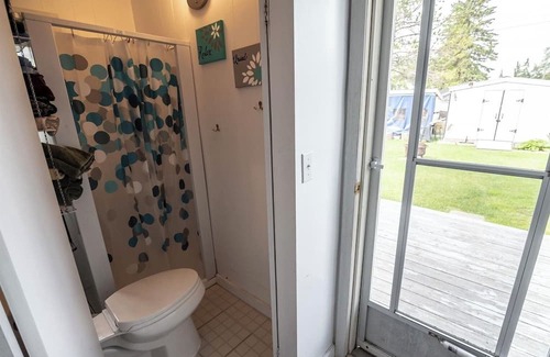 Alberta Beach Cabaña | Bumblebee Cottage in Alberta Beach