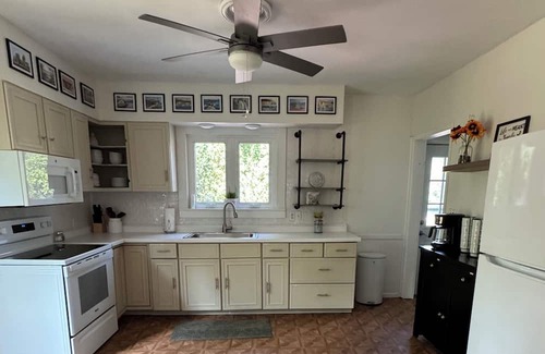 Williams Bay Casa | Charm 3 Bed, 2 Bath, close to Geneva Lake, restaurants and shops.