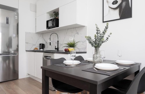 Praga Apartamento | Spacious Apartment for 4 by Renters
