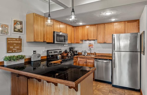 Steamboat Springs Condominio | True Ski In/Out+HotTub-Pool-Gym-FreeShuttle-Wood Fireplace-Private Grill/Patio/Ski Locker-JustListed