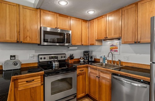 Steamboat Springs Condominio | True Ski In/Out+HotTub-Pool-Gym-FreeShuttle-Wood Fireplace-Private Grill/Patio/Ski Locker-JustListed