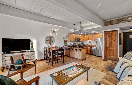 Steamboat Springs Condominio | True Ski In/Out+HotTub-Pool-Gym-FreeShuttle-Wood Fireplace-Private Grill/Patio/Ski Locker-JustListed