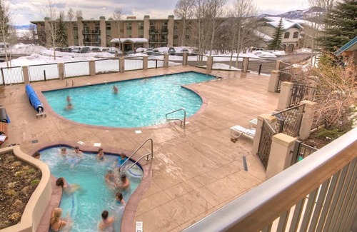 Steamboat Springs Condominio | True Ski In/Out+HotTub-Pool-Gym-FreeShuttle-Wood Fireplace-Private Grill/Patio/Ski Locker-JustListed