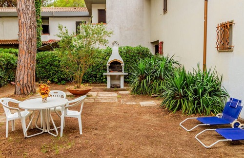Principina a Mare Apartamento | Apartment 'Via Dell'anguilla' with Private Terrace, Private Garden and Balcony