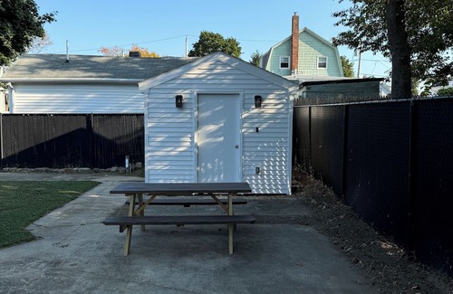 Quincy Casa | Cozy cottage style beach house two blocks from the ocean .