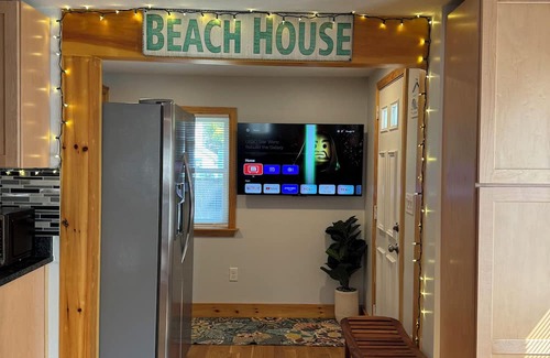 Quincy Casa | Cozy cottage style beach house two blocks from the ocean .