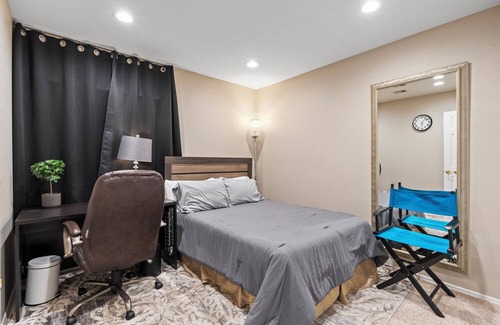 Henderson Casa | Spacious single story 4-bedroom house with WiFi and AC in pleasant Henderson