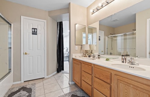 Henderson Casa | Spacious single story 4-bedroom house with WiFi and AC in pleasant Henderson