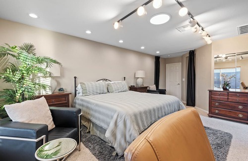Henderson Casa | Spacious single story 4-bedroom house with WiFi and AC in pleasant Henderson